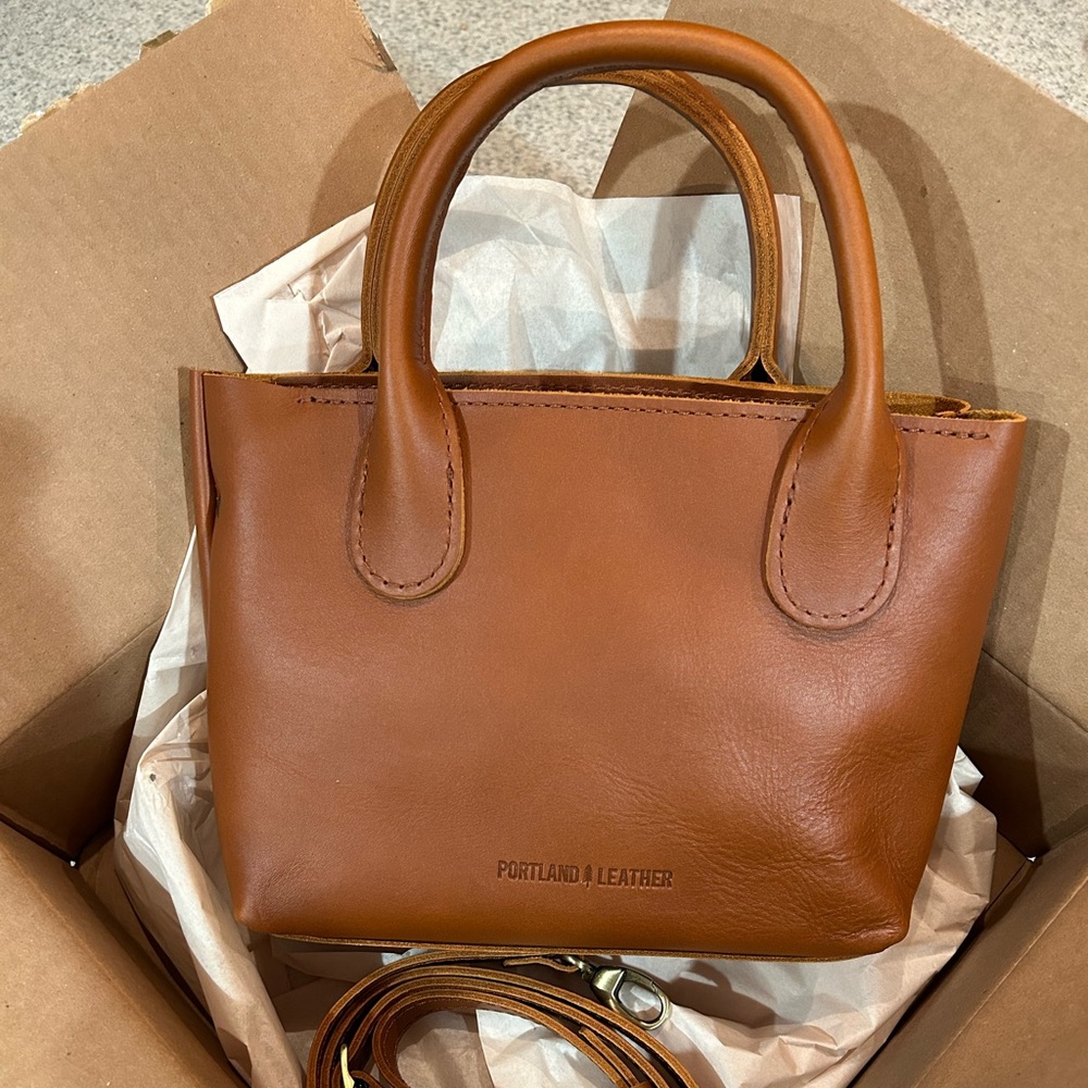 Portland Leather Goods Raindrop purse with zipper in Honey.